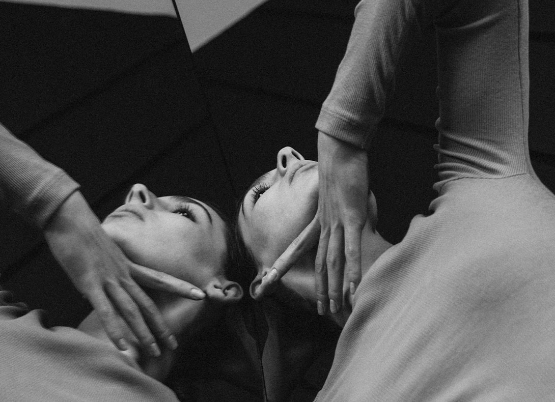 Patient receiving neck examination and consultation for neck lift procedure in clinical setting. - Neck lift in Montreal, QC